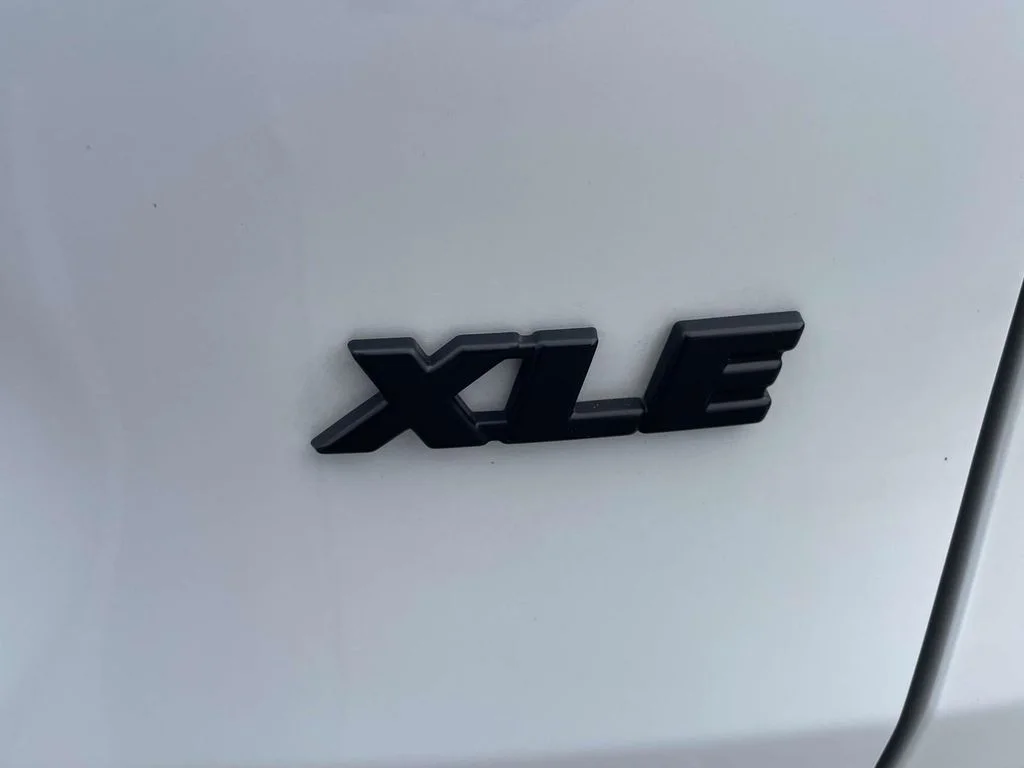 Used 2025 Wind Chill Pearl Toyota XLE Premium image 9