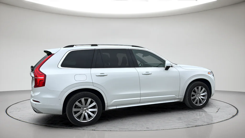 Used 2019 White Volvo T6 Momentum image 5