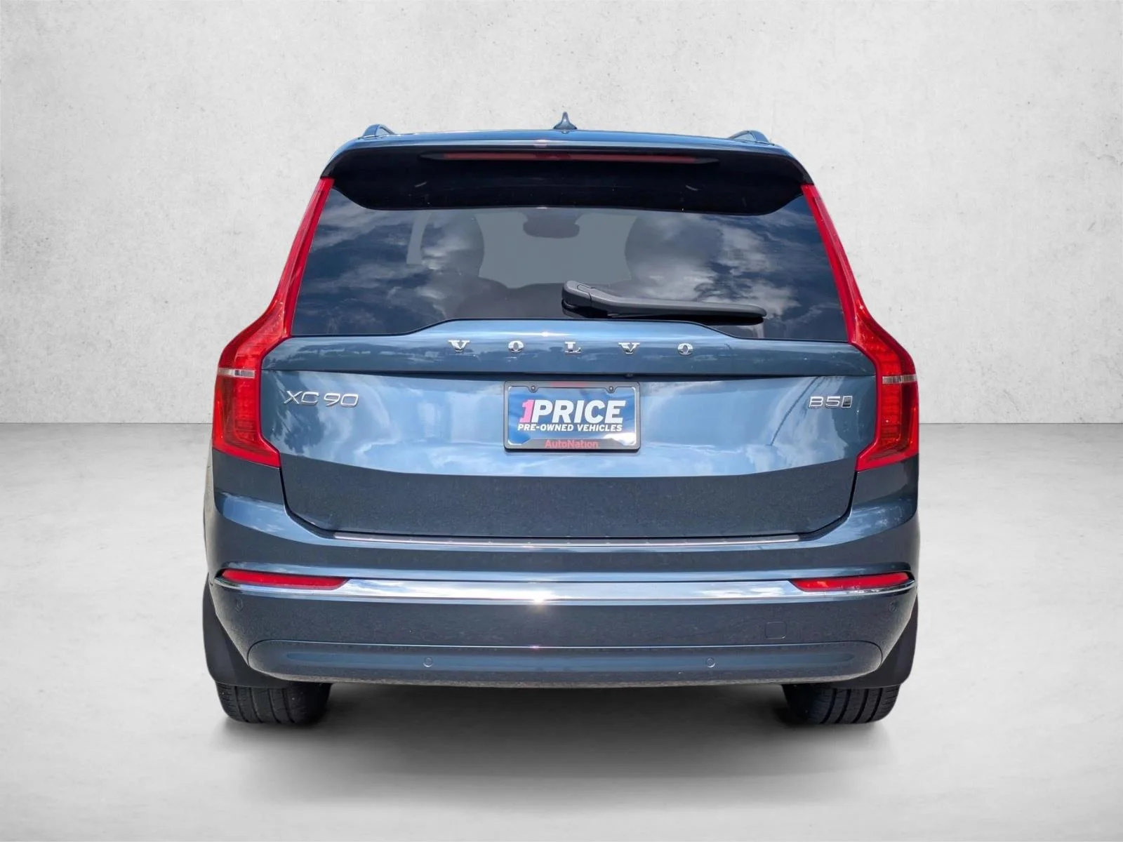 Used 2024 Denim Blue Metalli Volvo Plus Bright Theme image 7