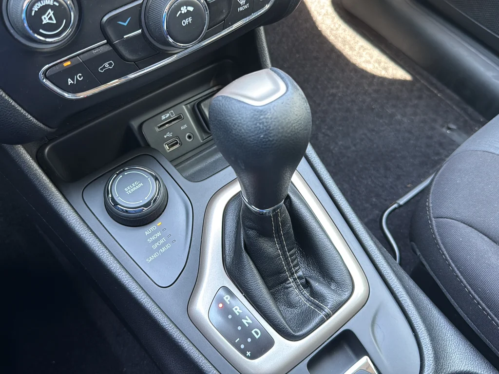 Used 2017 Red Jeep Latitude image 44