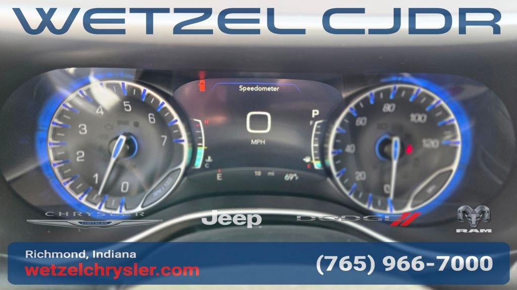 New 2027 Red Hot Pearl-Coat Exterior Paint Chrysler Limited image 21