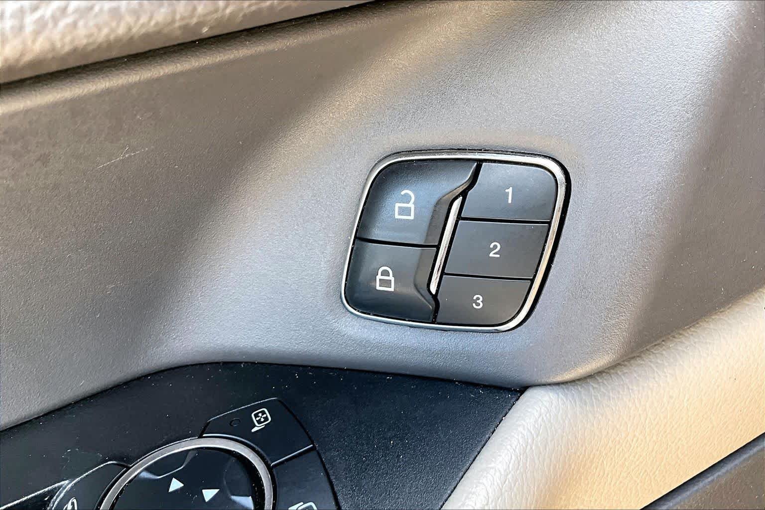 Used 2018 White Platinum Metallic Tri-Coat Ford XLT image 36