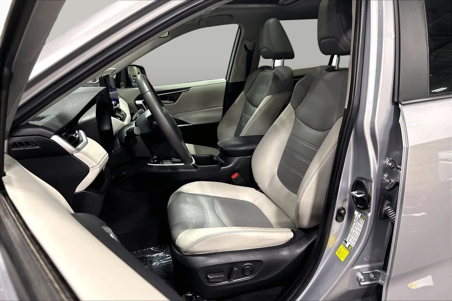 Used 2023 Silver Sky Metallic Toyota XLE Premium image 8