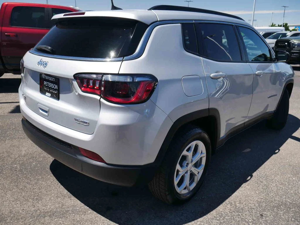 Used 2024 Silver Jeep Latitude image 19