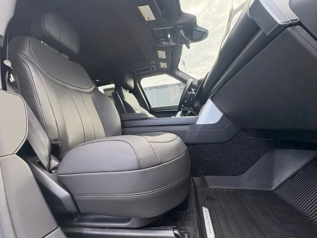 New 2026 Fuji White Land Rover SE image 43