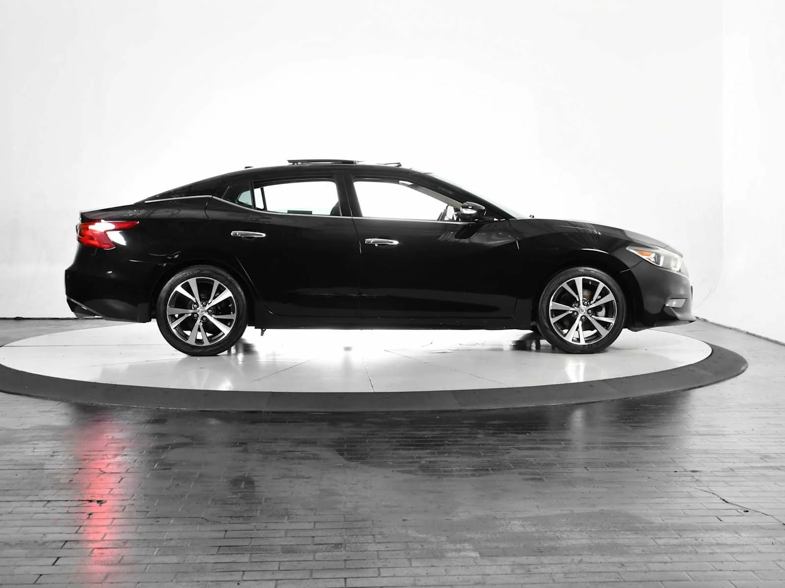 Used 2016 Super Black Nissan 3.5 Platinum image 7