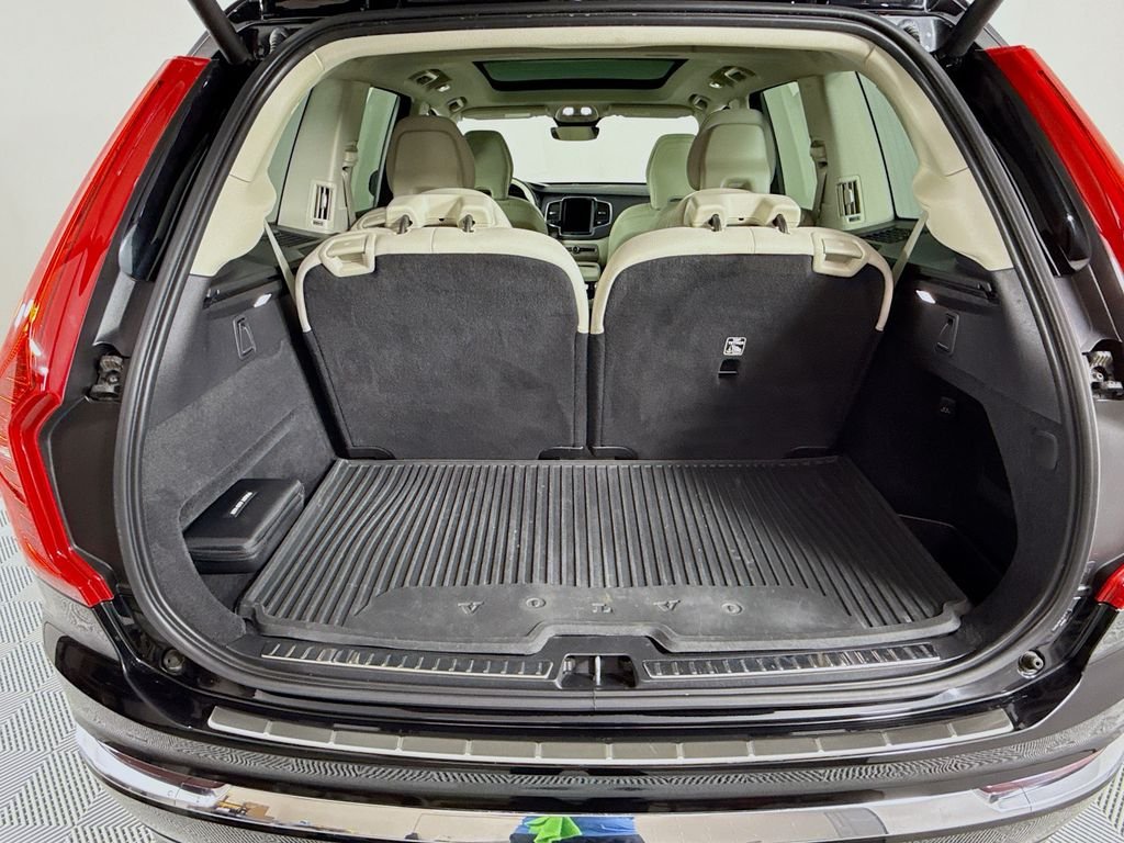 Used 2023 Black Volvo B6 Plus 6-Seater image 28