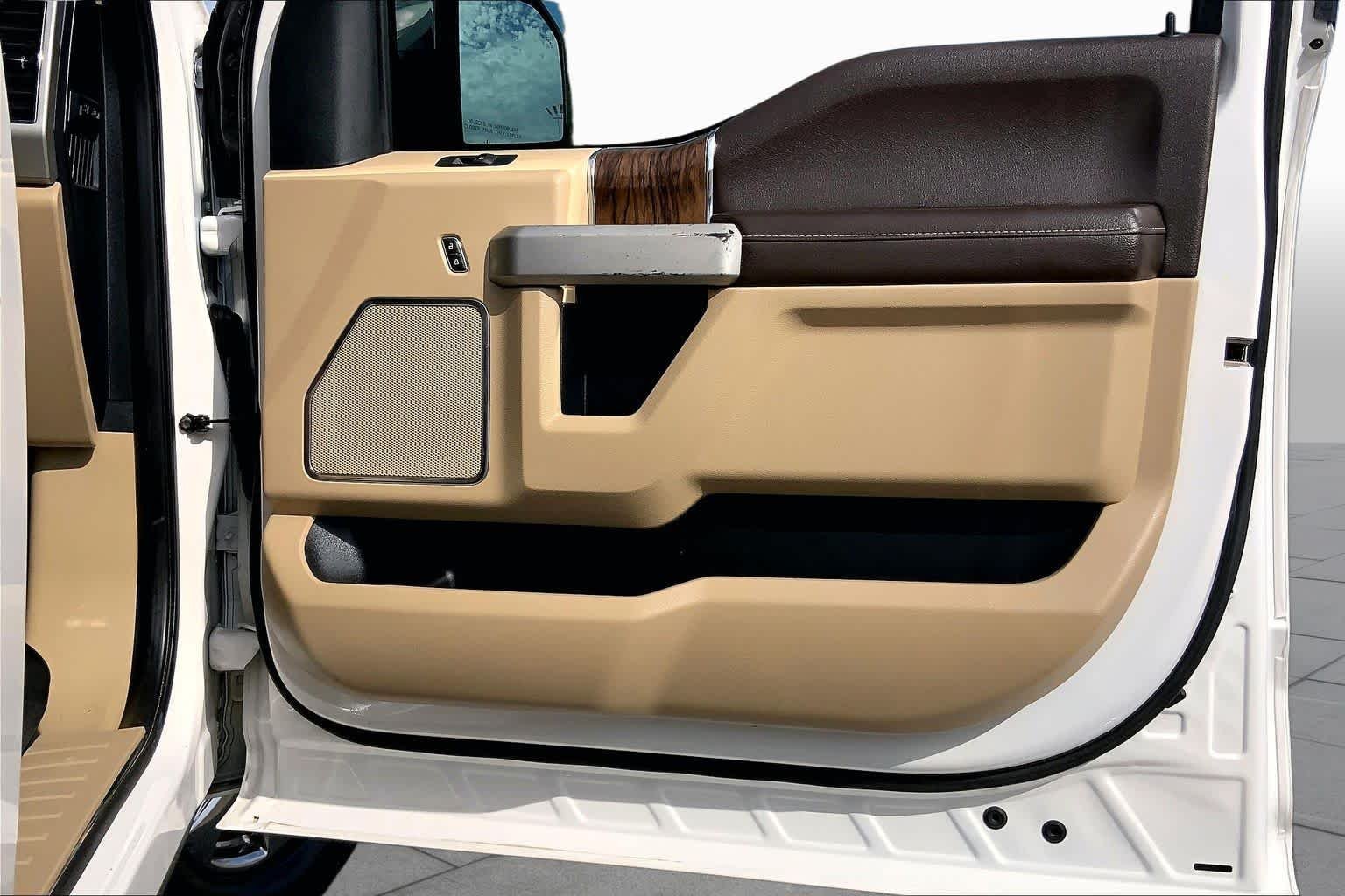 Used 2019 White Platinum Metallic Tri-Coat Ford LARIAT image 23