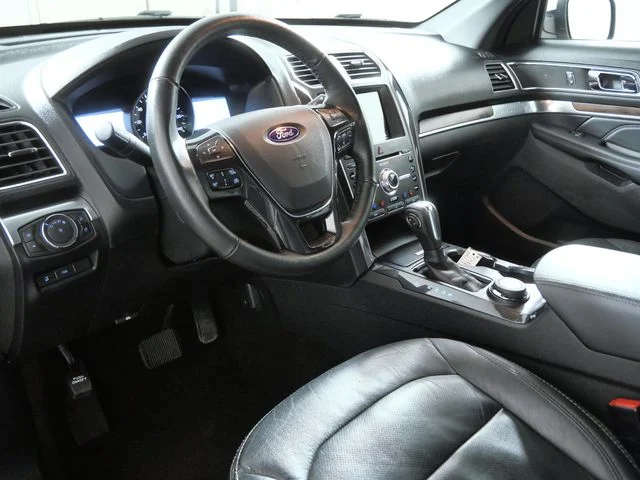 Used 2018 White Ford Limited image 4