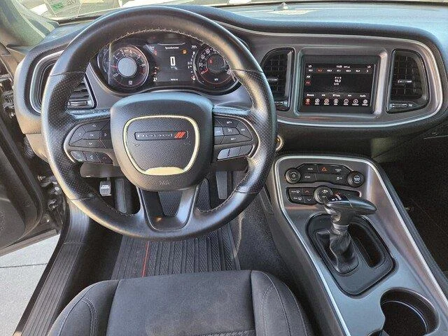 Used 2019 Pitch Black Clearcoat Dodge SXT image 22