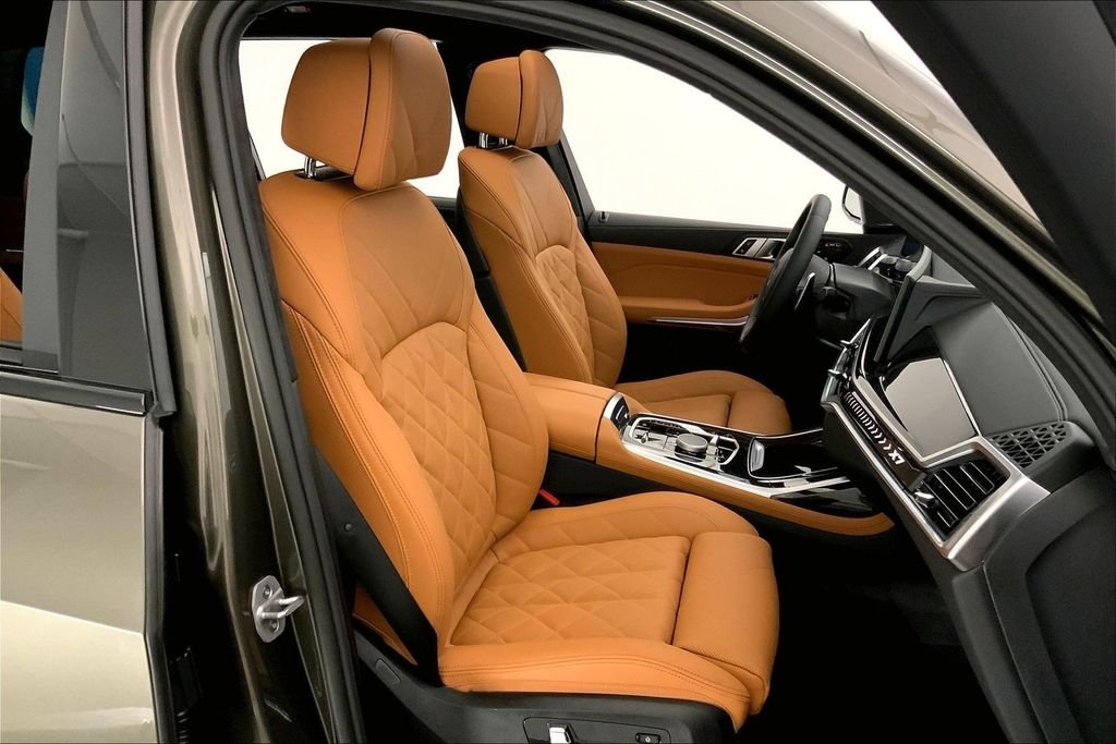 Used 2026 Manhattan Green Metallic BMW  image 6