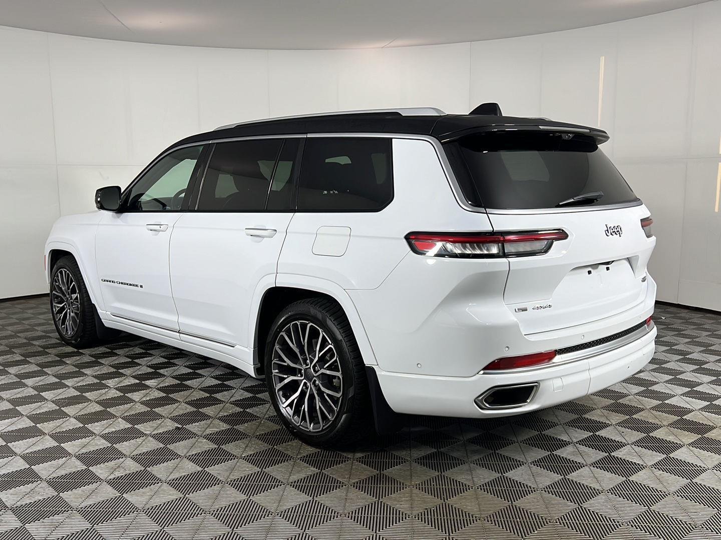 Used 2022 Bright White Clearcoat Jeep Summit image 9