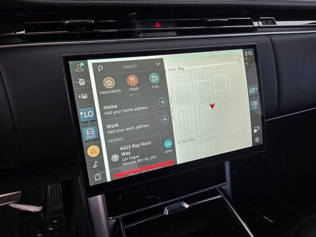 Used 2024  Land Rover SE image 22
