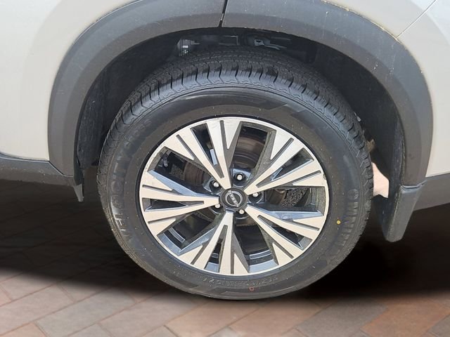Used 2023 Brilliant Silver Metallic Nissan SV image 27