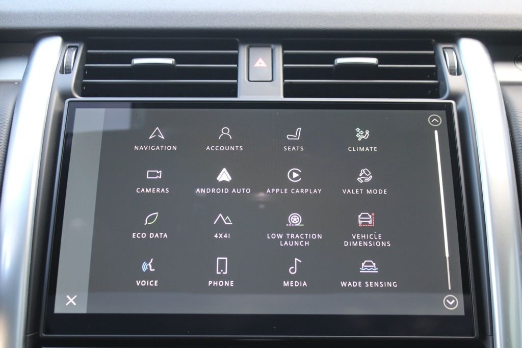 Used 2025  Land Rover Dynamic SE image 25