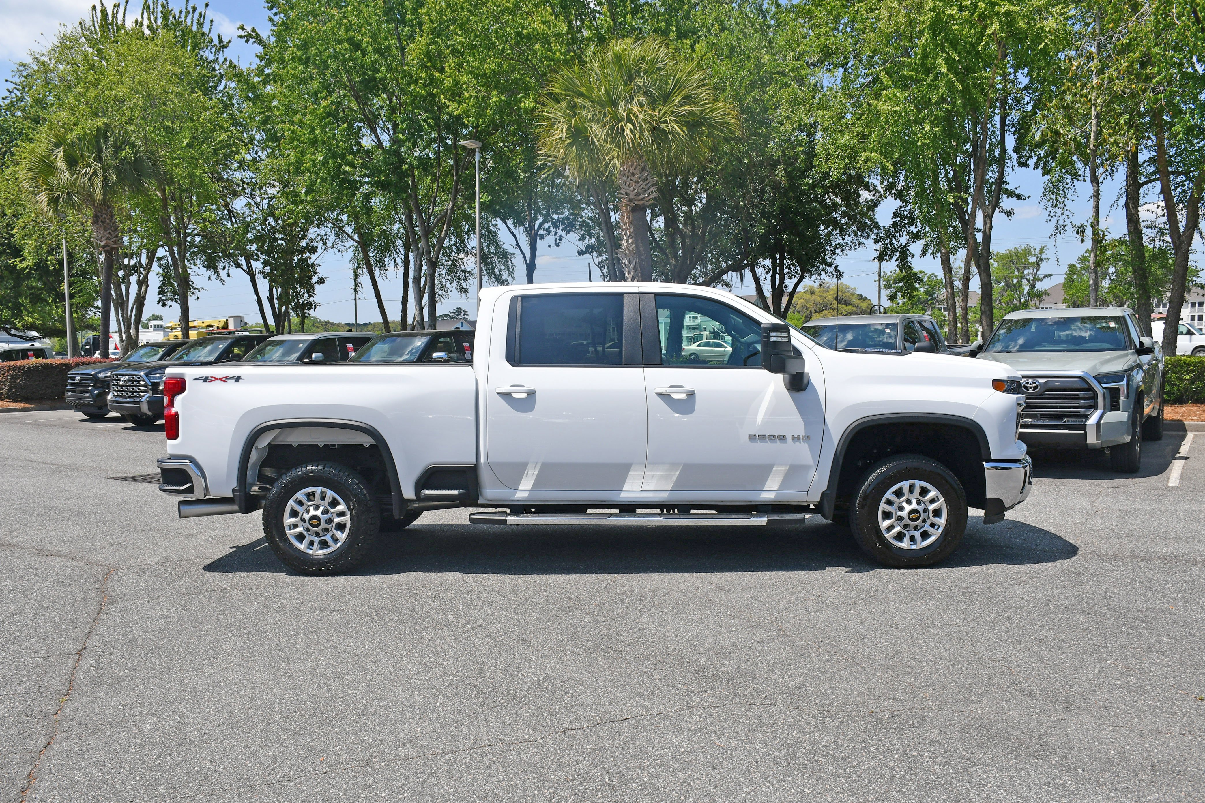 Used 2025 White Chevrolet LT image 4