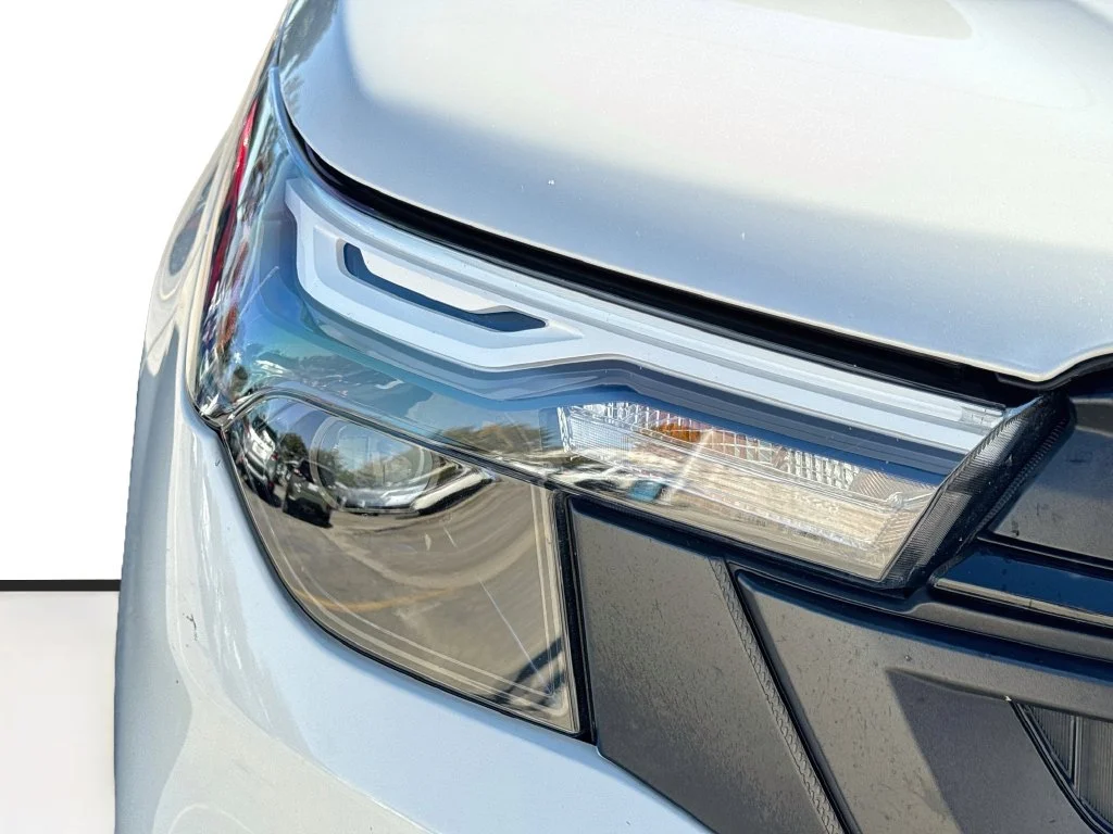 Used 2025 White Subaru Base image 35