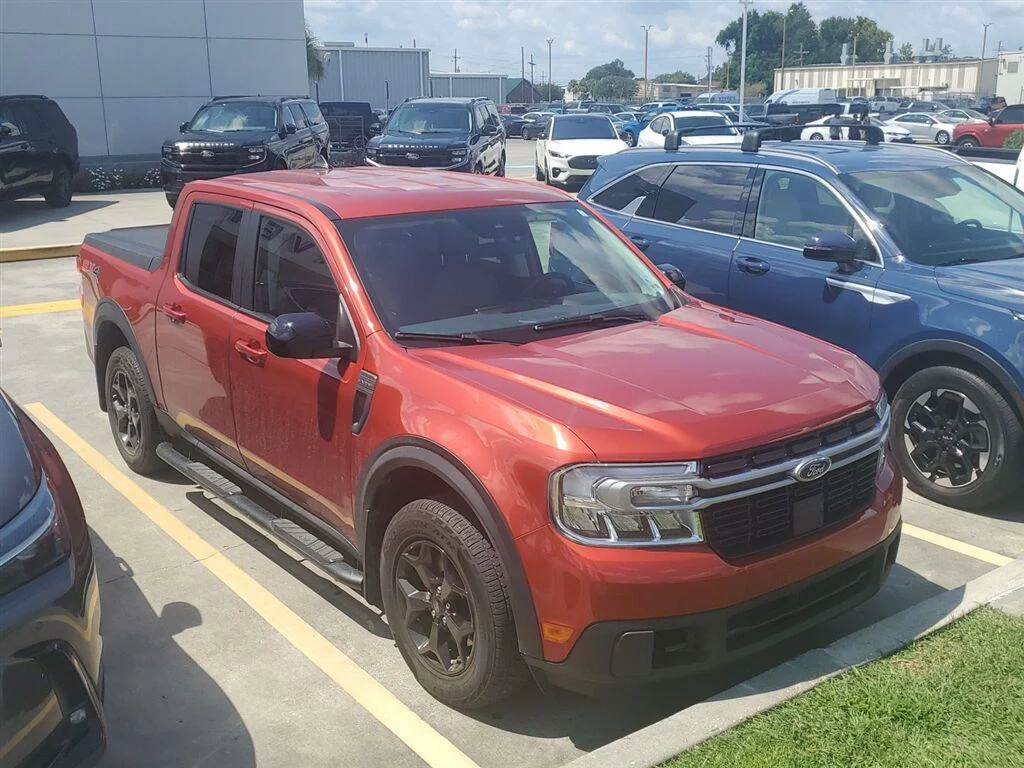 Used 2024 Hot Pepper Red Metallic Tinted Clearcoat FORD LARIAT image 2