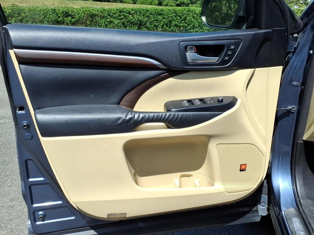 Used 2015 Blue Toyota Limited Platinum V6 image 19