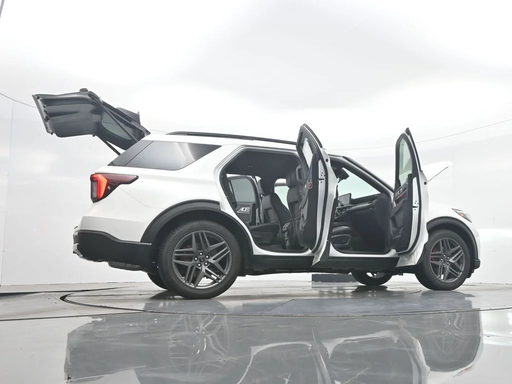 New 2026 Star White Metallic Tri-Coat Ford ST-Line image 48