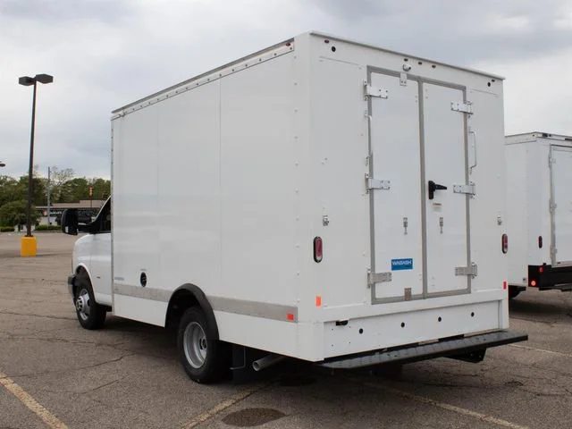 New 2025 Summit White GMC 1WT image 2