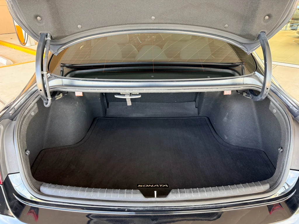 Used 2022 Phantom Black Hyundai SE image 26