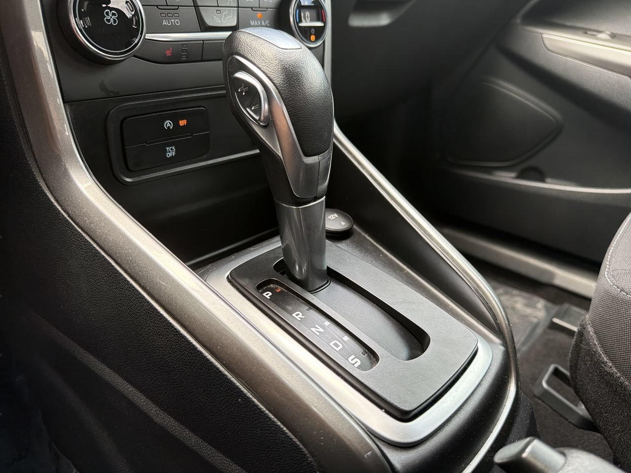 Used 2020 Blue Candy Ford SE image 25