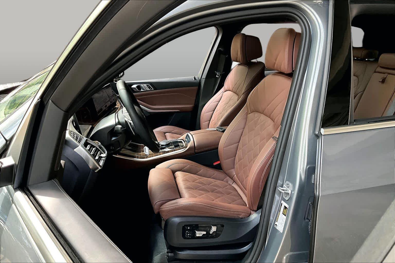 Used 2026 Skyscraper Grey Metallic BMW sDrive40i image 7