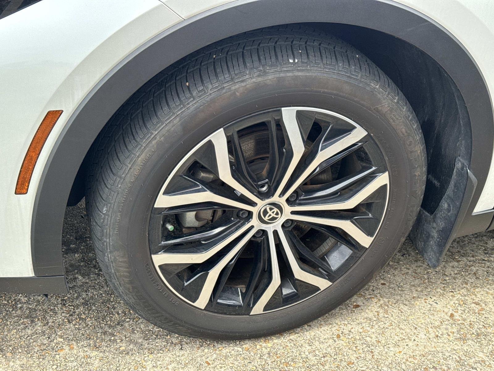 Used 2023 Oxygen White Toyota XLE image 4