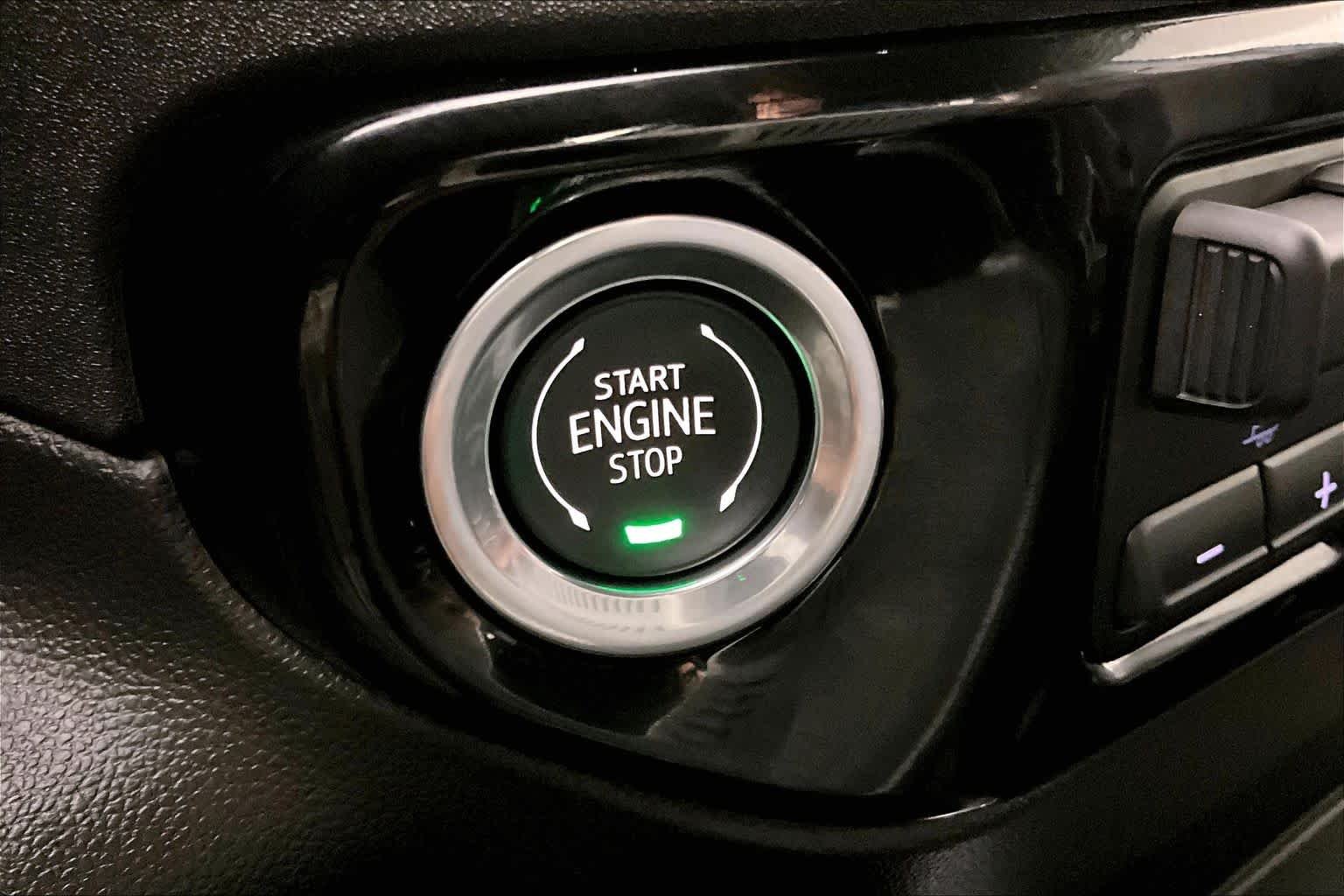 Used 2025 Summit White GMC SLT image 33
