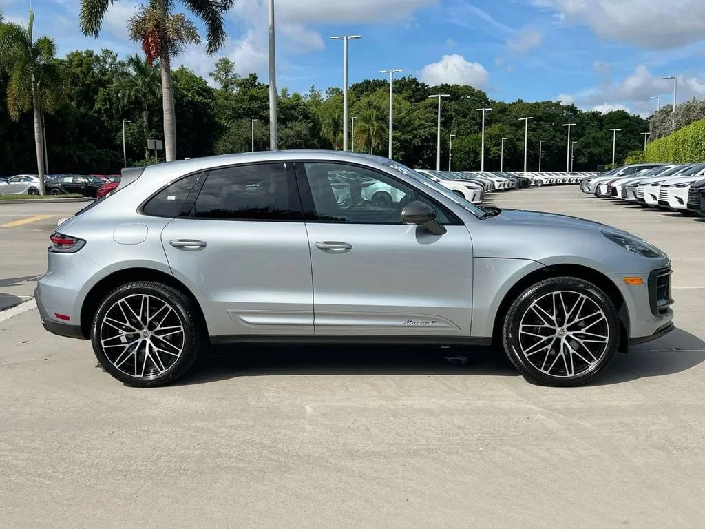 2026 Porsche Macan T - Photo 8