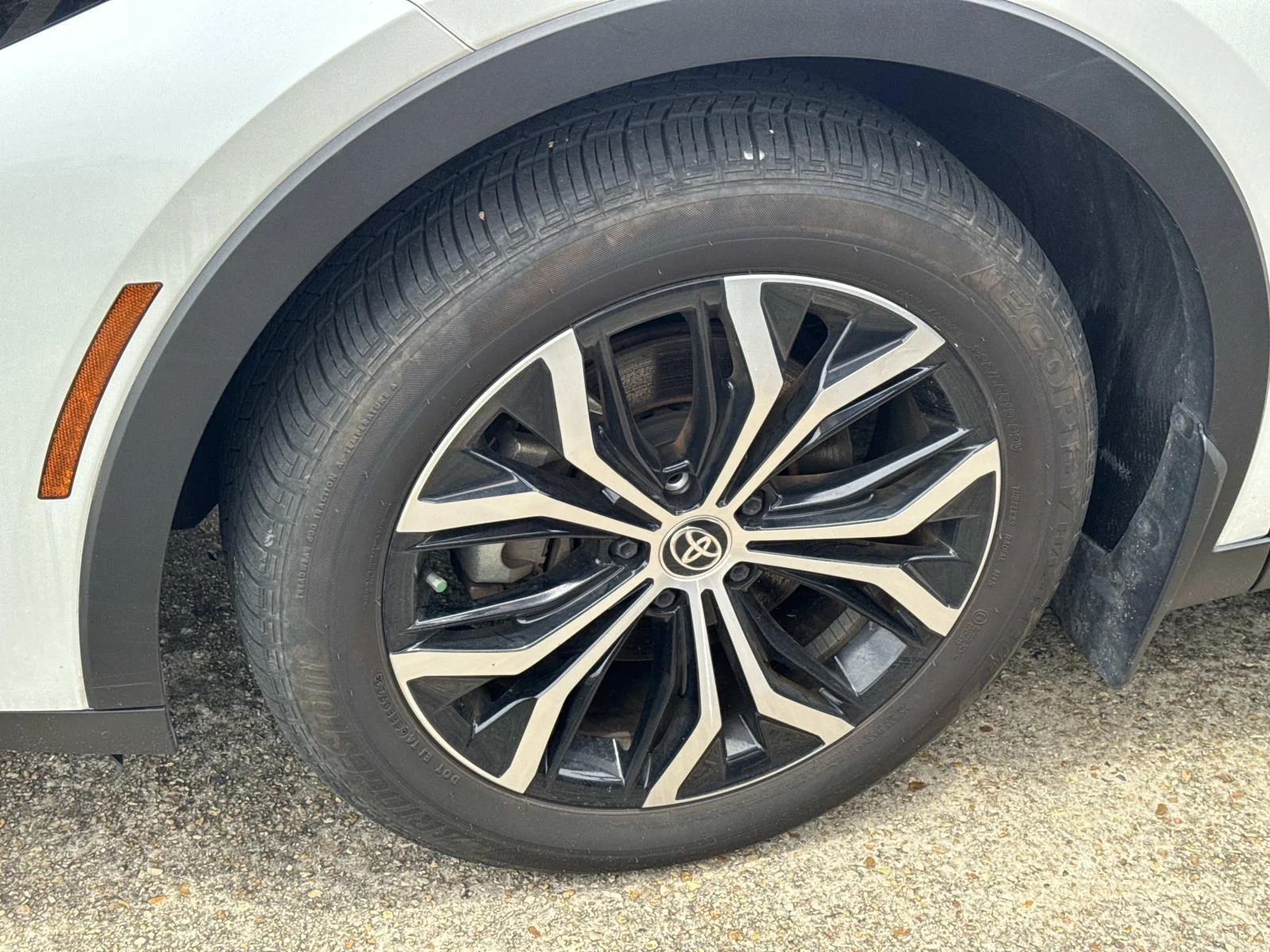 Used 2023 Oxygen White Toyota XLE image 4