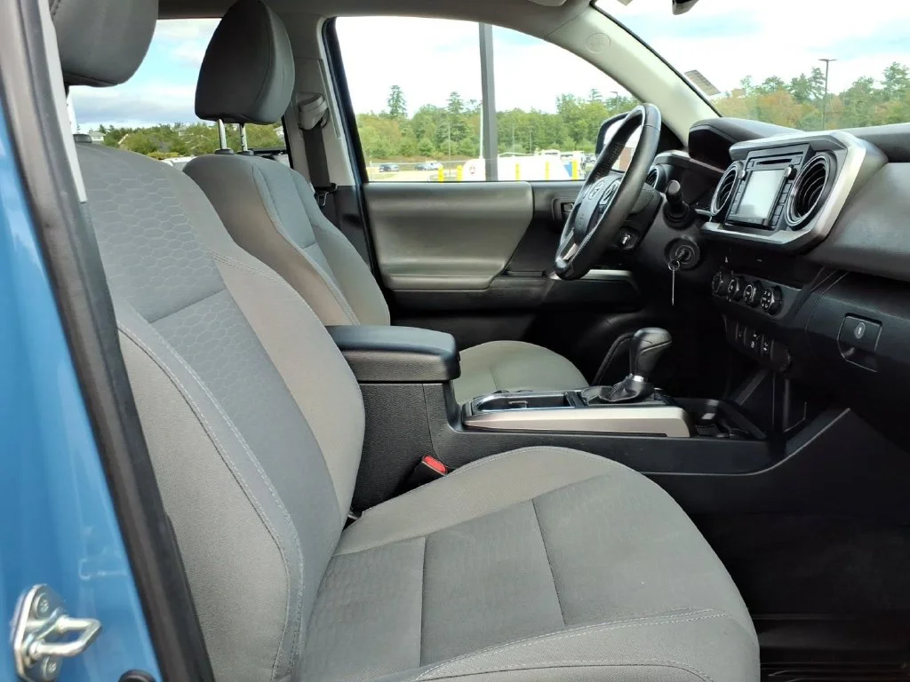 Used 2019 Blue Toyota SR5 image 9