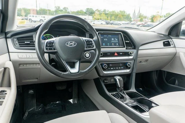 Used 2019 White Hyundai Base image 13