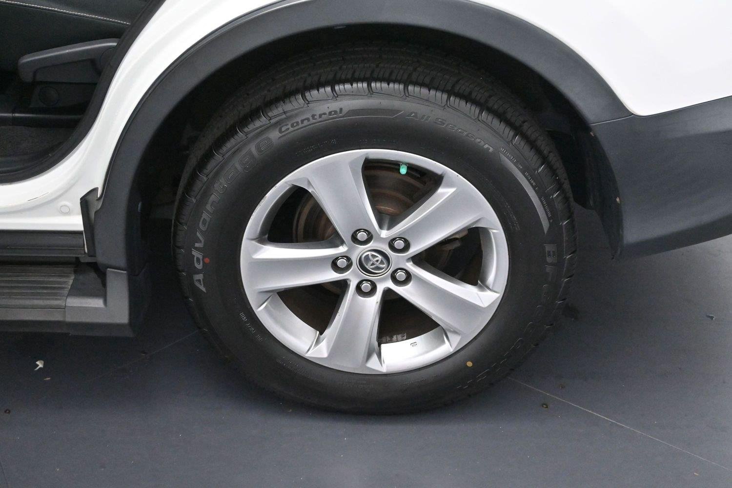 Used 2015 Super White Toyota XLE image 28