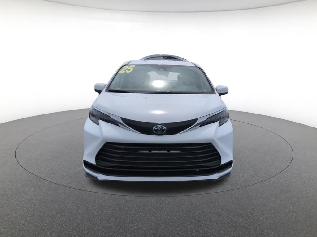 2025 Toyota Sienna LE - Photo 6