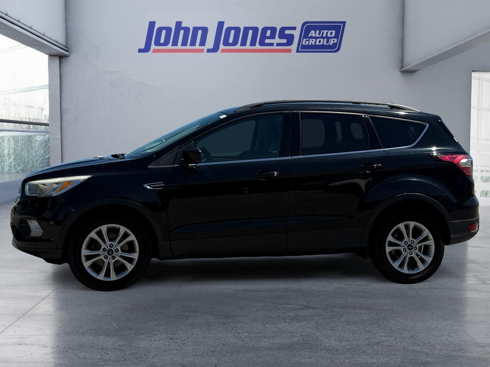 Used 2018 Shadow Black Ford SE image 2