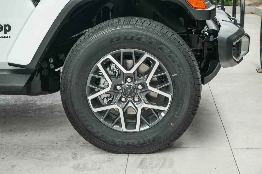 New 2026 Bright White Clear-Coat Exterior Paint Jeep Sahara image 10