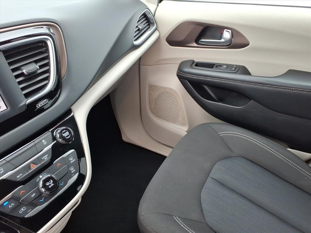 Used 2023 Silver Mist Clearcoat Chrysler LX image 23