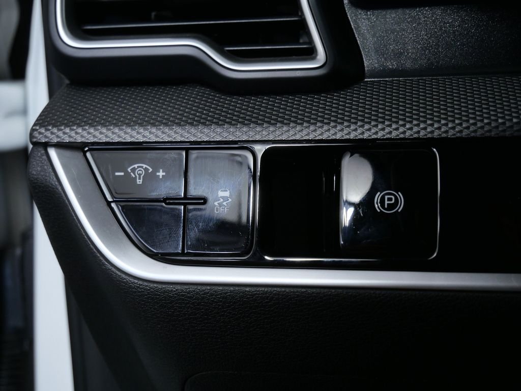 Used 2023 White Kia LX image 25