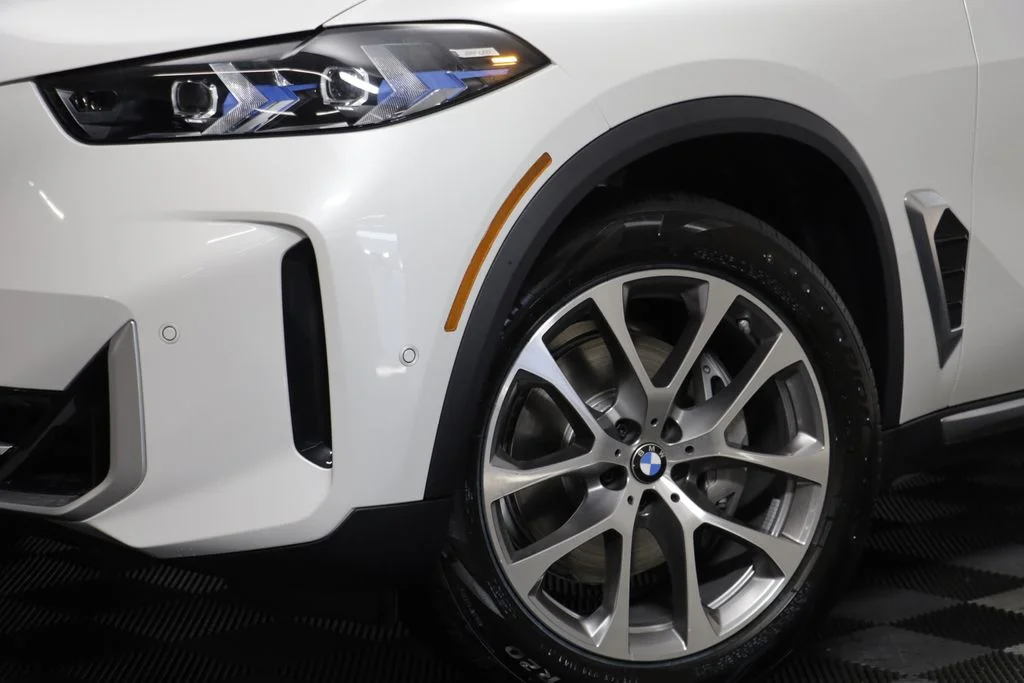 New 2026 White BMW xDrive40i image 4