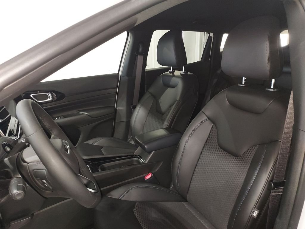 New 2026 White Jeep Latitude image 17