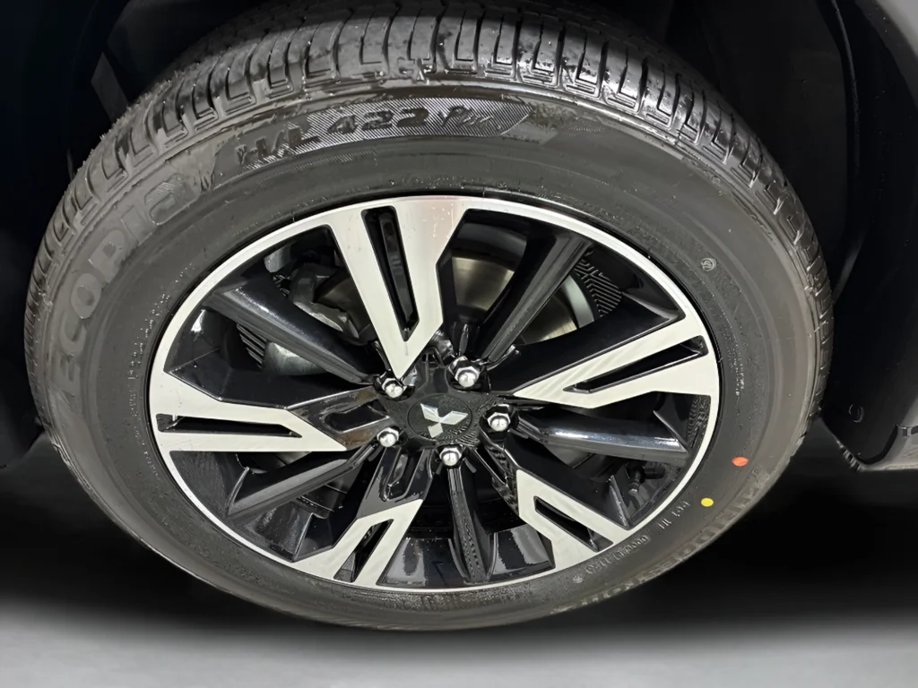 New 2026 Labrador Black Pearl Mitsubishi SEL image 38