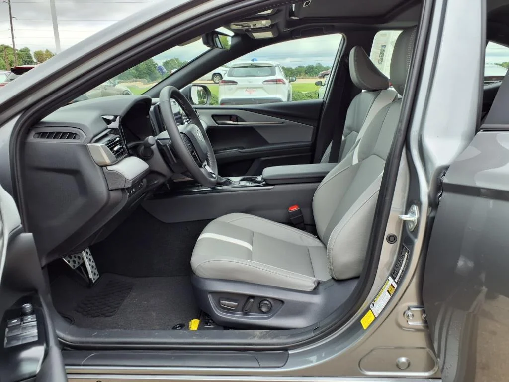 2025 Toyota Camry SE - Photo 14