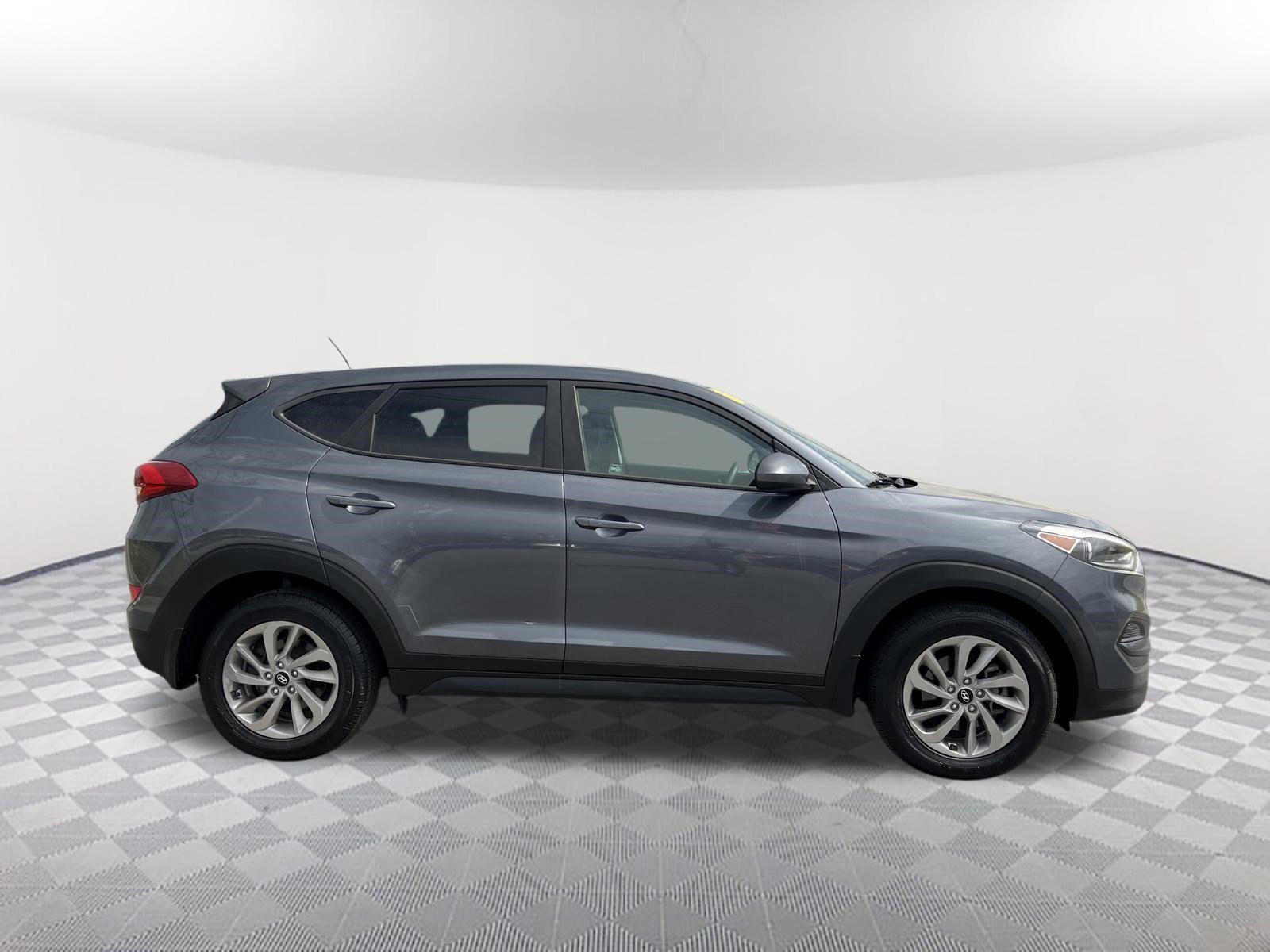 Used 2017 Coliseum Gray Hyundai  image 4