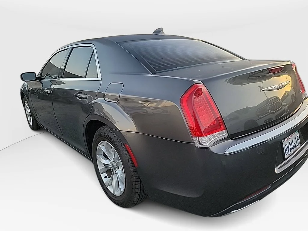 Used 2018 Gray Chrysler Touring image 8