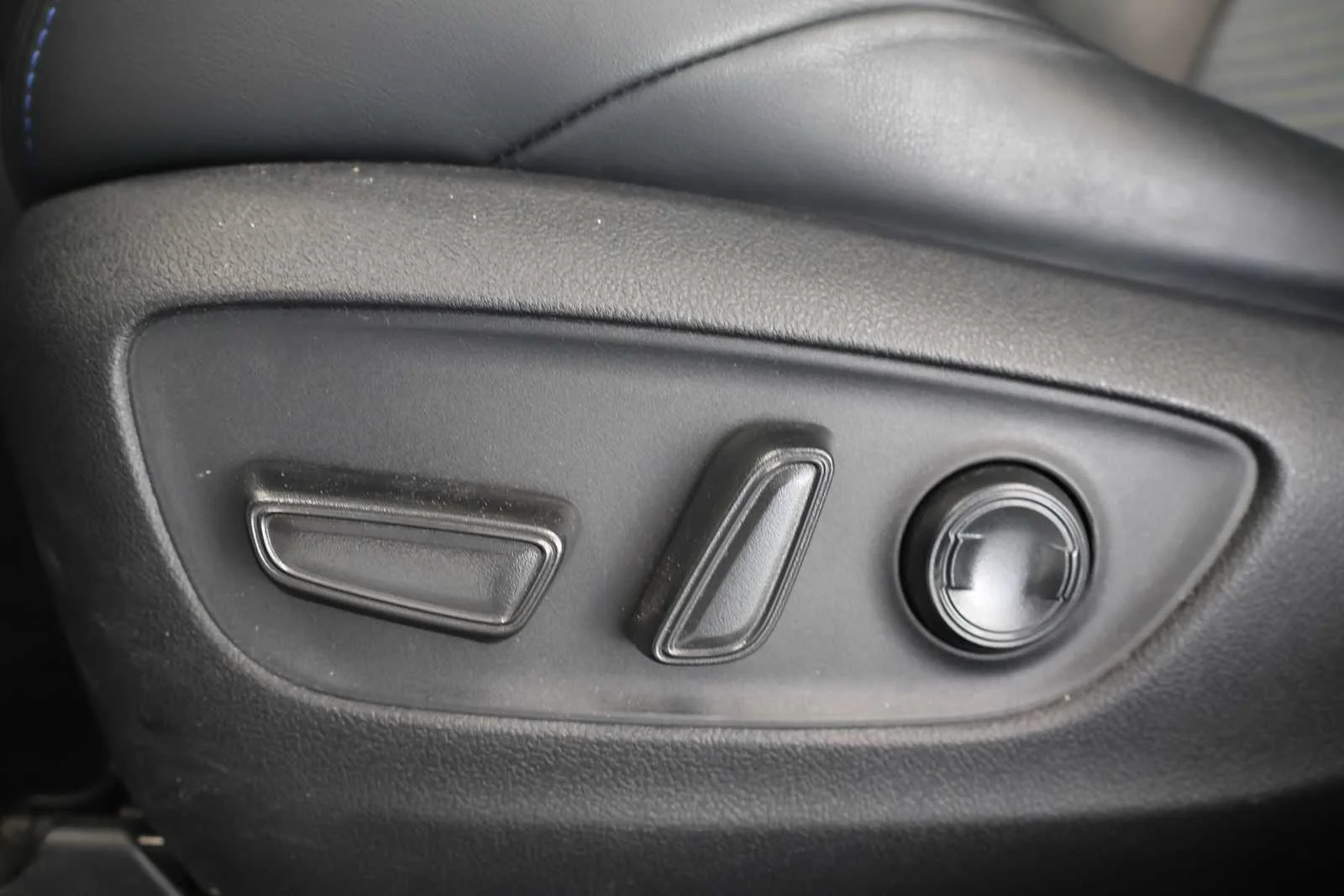 Used 2022 Blizzard Pearl/Midnight Black Metallic Toyota Hybrid XSE image 14