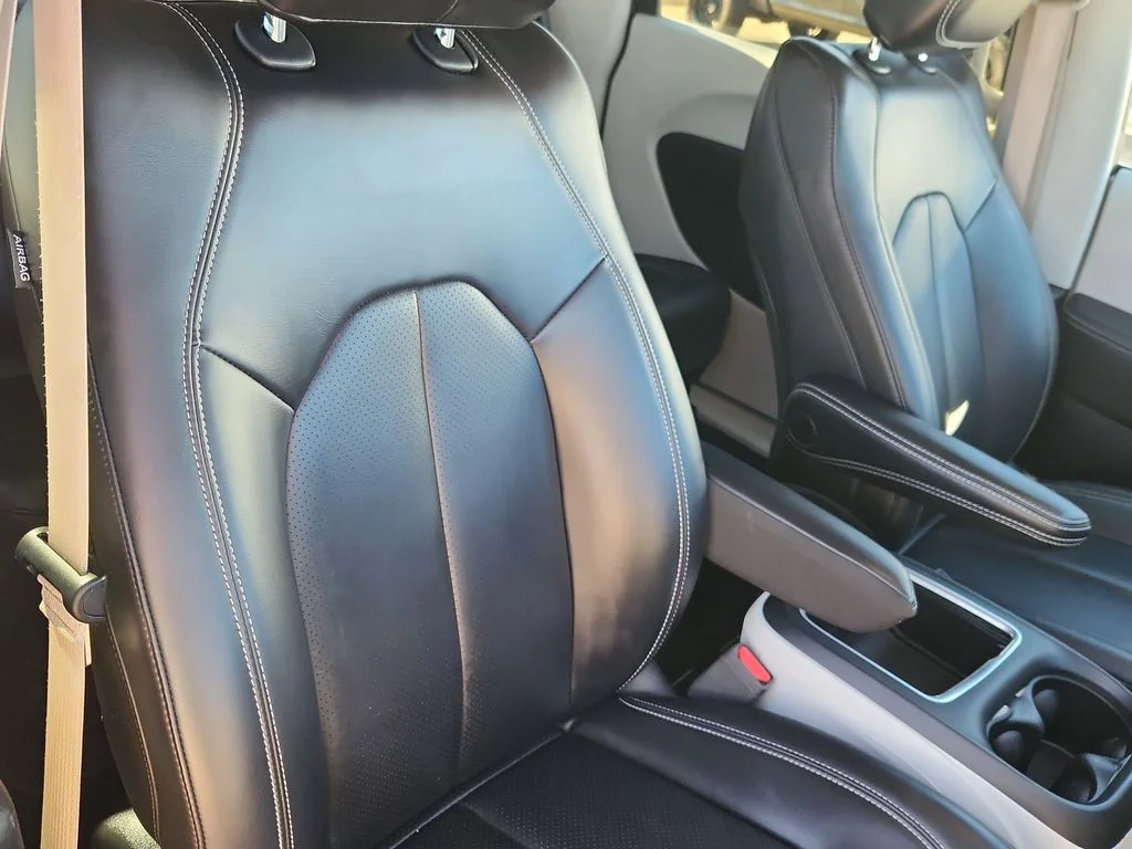 Used 2023 Black Chrysler Touring L image 15
