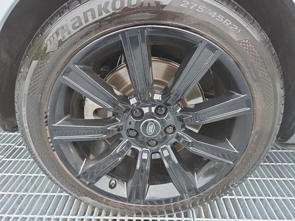 Used 2019 White Land Rover 3.0L V6 Supercharged HSE image 17