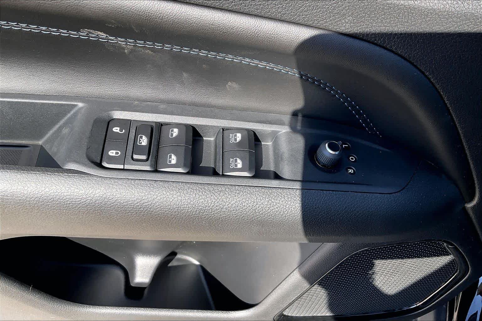 New 2026 Diamond Black Crystal Pearlcoat Jeep Latitude image 16